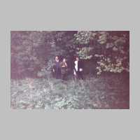 029-1002 Helmut Braun mit seinen Schwestern Hildegard und Irmgard auf dem elterlichen Anwesen im Jahre 1996.jpg